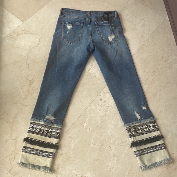 BLANKNYC DISTRESSED EMBROIDERED JEANS - Picture 5 of 7